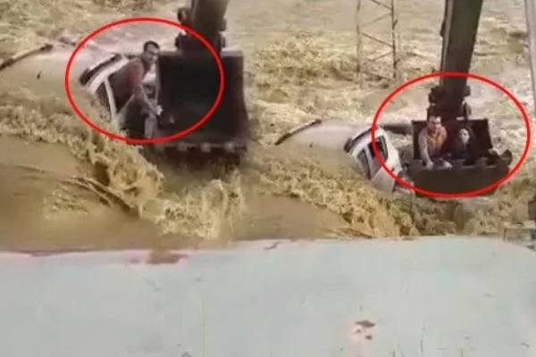 Sel sularına kapılan arabanın içindeki vatandaşları kepçeyle kurtardılar