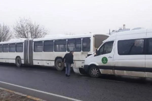 Servis araçları kaza yaptı: 3 yaralı