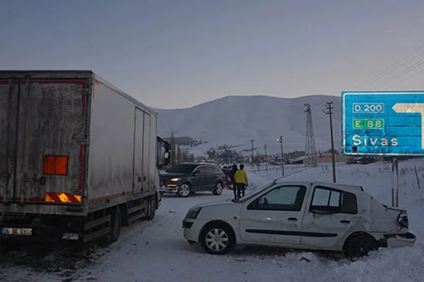 Sivas'ta trafik kazası: 3 yaralı!