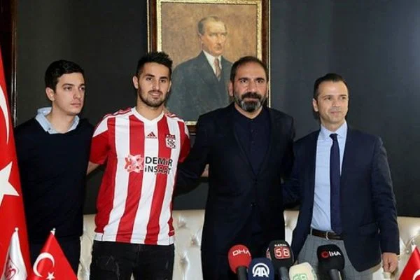 Sivasspor, Hugo Vieira ile sözleşme imzaladı