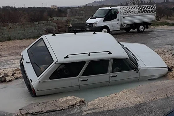 Su borusu patladı, otomobil yolda oluşan dev çukura düştü