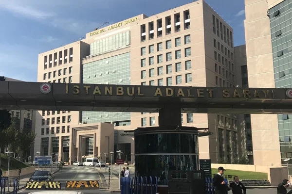 Suikast silahı ile İstanbul adliyesine girmeye çalıştı