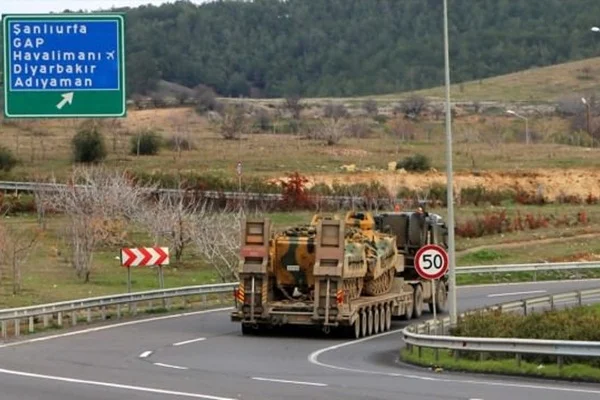 Suriye sınırına askeri sevkiyat sürüyor