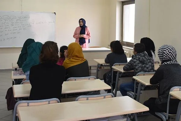 Suriye ve Iraklı çocuklar hızlandırılmış eğitimle hayata tutunuyor