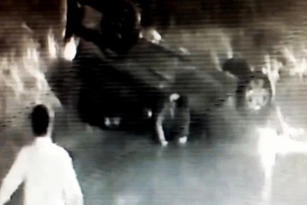 Takla atan arabadan burnu bile kanamadan çıktılar