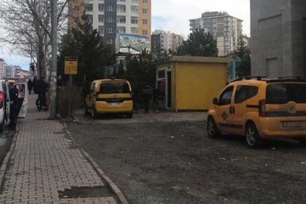 Taksi durağına gelen baba dehşet saçtı