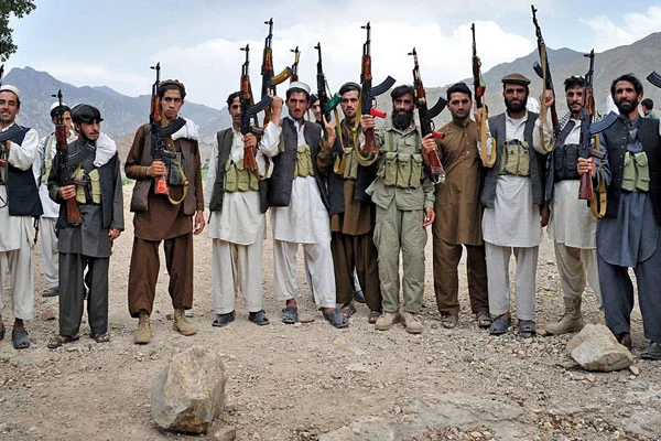 Taliban Trump'ı çekilmeye zorluyor... 13 karakol daha kazandı