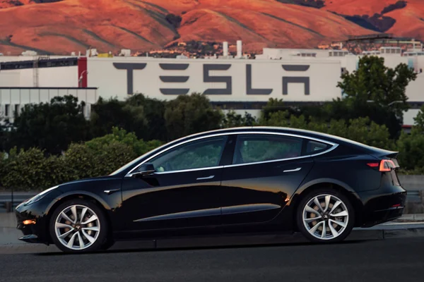 Tesla, elektrikli otomobil Model 3'ü hackleyene bedava verecek