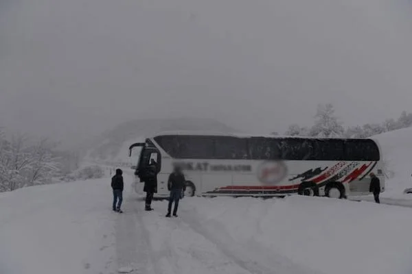 Tokat'ta yolcu otobüsü kara saplandı, trafik kilitlendi