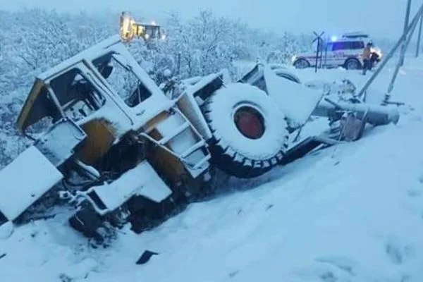 Tren iş makinesine çarptı: 1 ölü