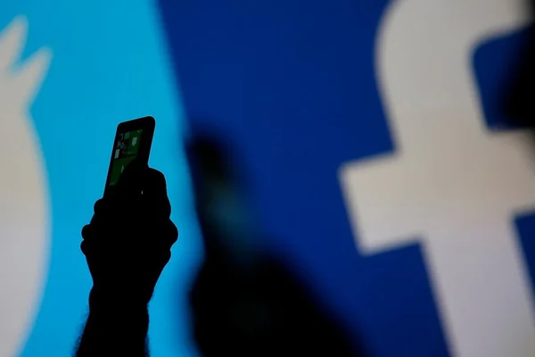 Trump'ın Venezuela açıklaması sonrası İnstagram ve Facebook'tan mavi tık hamlesi
