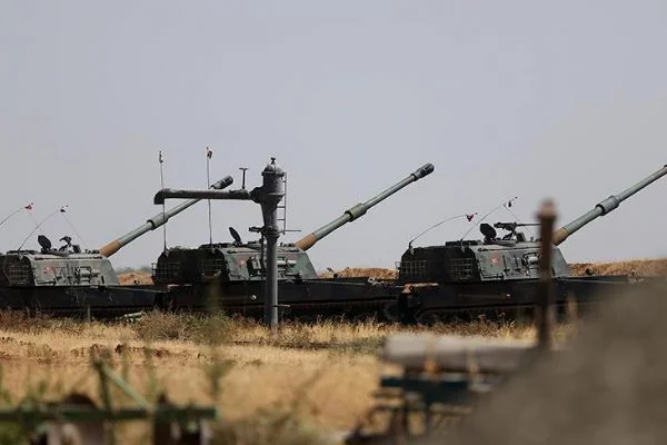 TSK Tel Rıfat'ta yuvalanan YPG/PKK'lı teröristleri obüslerle vurdu