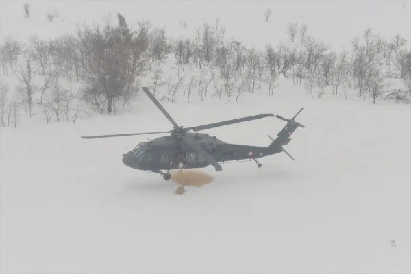 Tunceli'de hayvanlar için helikopterden yem bırakıldı