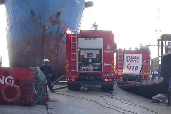 Tuzla tersanede gemi yangını