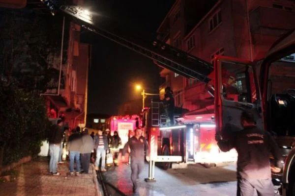 Ümraniye'de tamirden gelen araç yanınca mahallede panik yaşandı