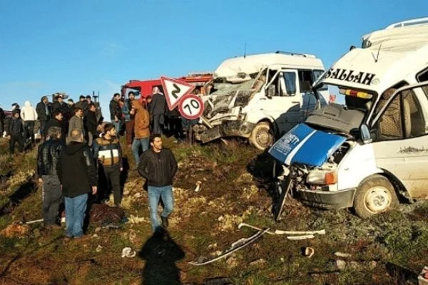 Urfa'da işçi servisiyle okul servisi çarpıştı, 2 kişi hayatını kaybetti