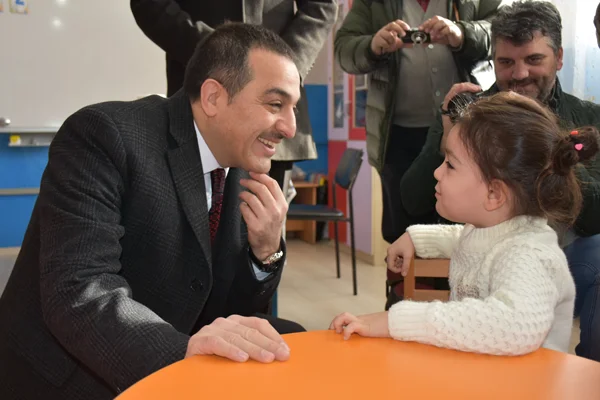Vali ile minik öğrenci arasında gülümseten diyalog