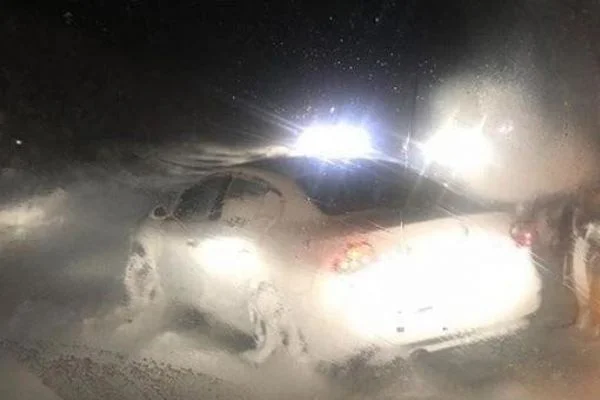 Van'da ulaşım kapandı, araçlar mahsur kaldı
