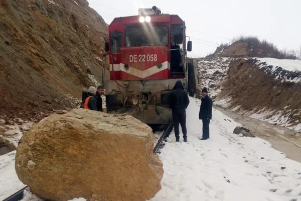 Van Gölü Ekspresi trenine kaya çarptı