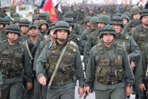 Venezuela'da ordu, Maduro'ya destek için sokağa çıktı
