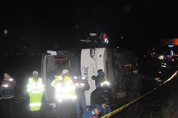 Yalova'da yolcu otobüsü devrildi: Yaralılar var