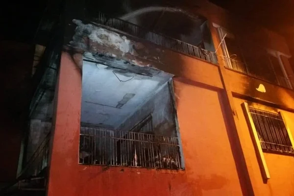 Yangında mahsur kalan çifti itfaiye kurtardı