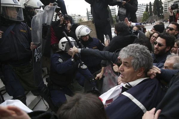 Yunanistan polisi öğretmenlerle çatıştı