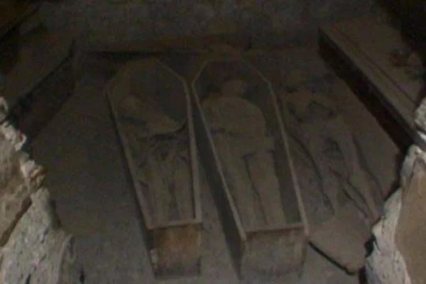 800 yıllık mumyanın başı çalındı