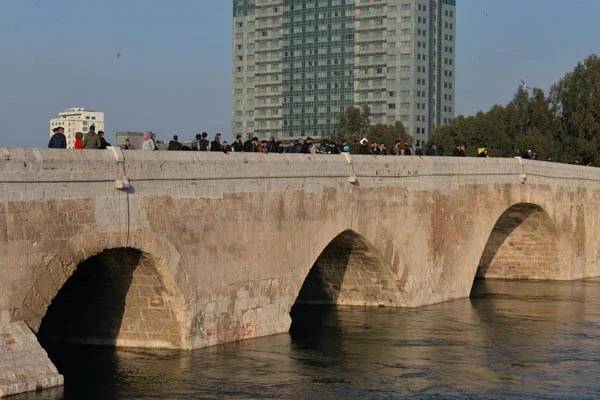 Adana'da tarihi taş köprü'de intihar