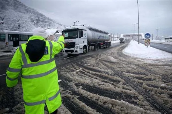 Ağır tonajlı araçların Bolu Dağı'na girişi engellendi