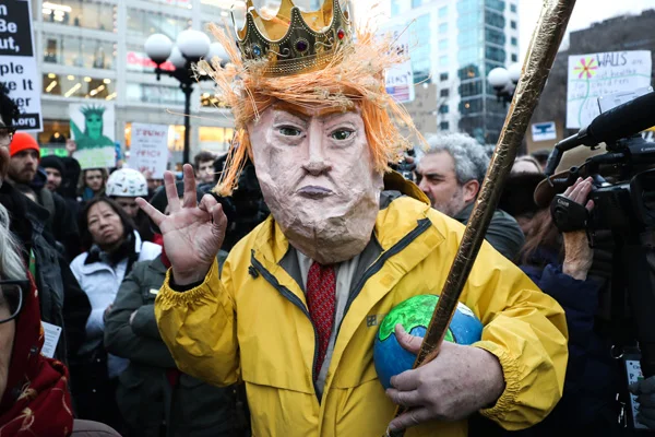 Amerikalılar sokağa çıktı: Beyaz Ev önünde Trump protestosu