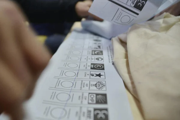 Anketlerde Ankara'da CHP, İstanbul'da AK Parti önde