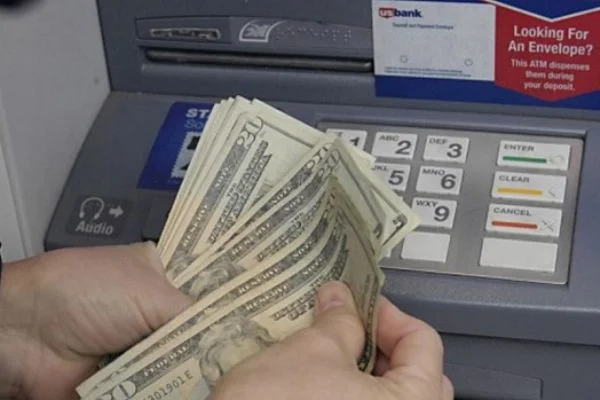 ATM'den para çeken Rus vatandaşın 5 bin doları gaspedildi
