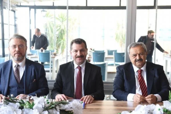 Balıkesir Büyükşehir Belediye Başkan Adayı Yücel Yılmaz, Burhaniye'de vatandaşla buluştu