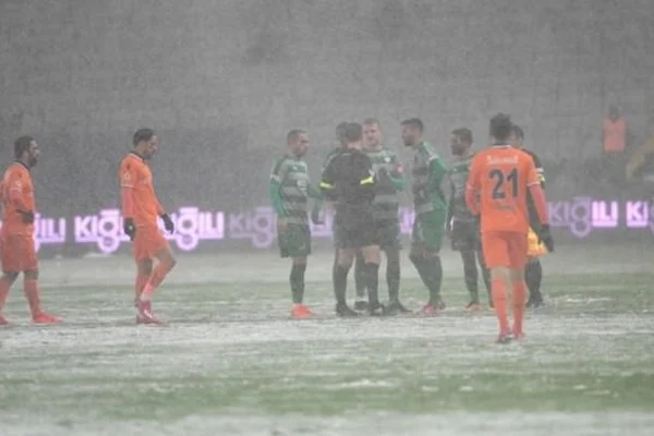 Başakşehir - Bursaspor maçı tatil edildi