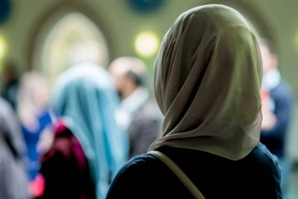 Başörtülü Şeyma'ya bira şişeleri ile saldırmışlar