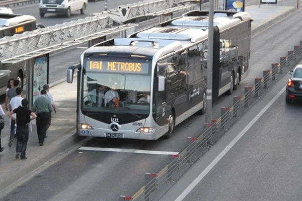 Beylikdüzü'nde metrobüsler çarpıştı