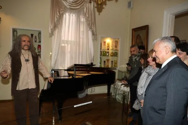Binali Yıldırım, Barış Manço müzesini ziyaret etti