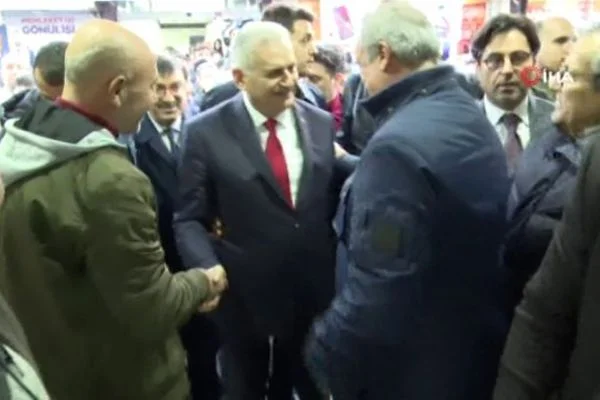 Binali Yıldırım'dan CHP seçim standına ziyaret