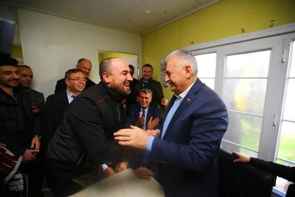 Binali Yıldırım Maltepe'de taksi durağını ziyaret etti