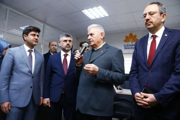 Binali Yıldırım Sultanbeylilerin tapu sevincine ortak oldu