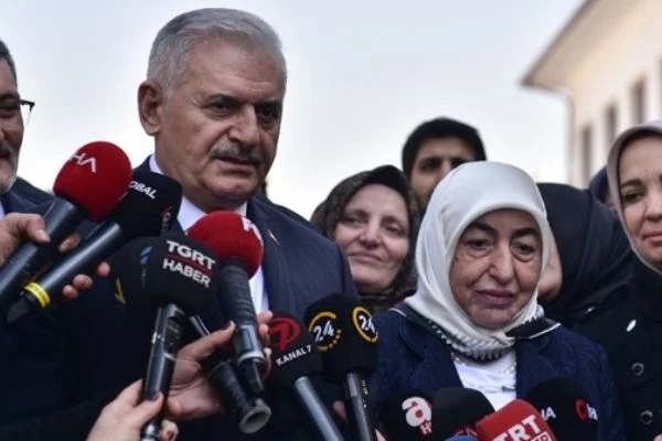 Binali Yıldırım ve eşi Semiha Yıldırım, YHT yolculuklarını Pendik'te tamamladı