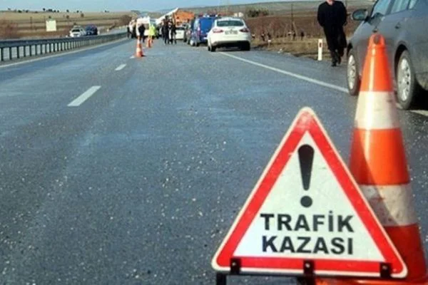 Bodrum'da otomobil ile öğrenci servisi çarpıştı