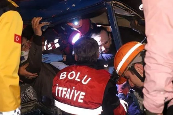 Bolu'da feci kaza! Aracın içinde sıkıştılar...