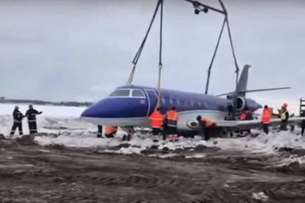 Buz tutan piste inen uçak savruldu