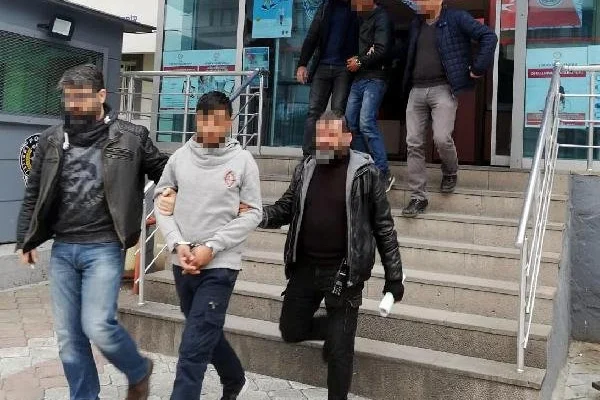 Camilerden musluk çalan 2 kişi yakalandı