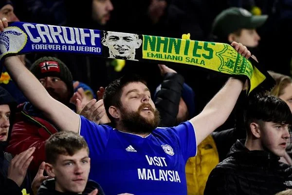 Cardiff City'de Emiliano Sala'ya saygı duruşu