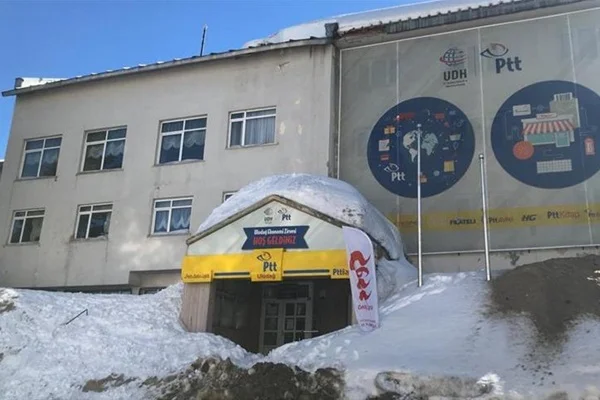 Çatıdaki kar kütlesi vatandaşların üzerine düştü