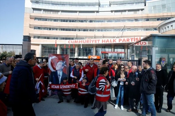 CHP'de 'Kırmızı Yelekliler' Genel Merkez önüne yürüdü