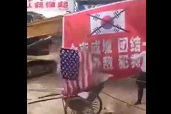 Çin'de Amerika ve Güney Kore bayrağı yakıldı